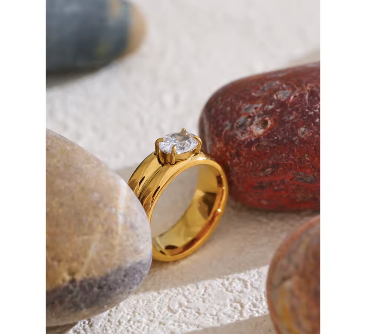 Single solitaire gold-plated ring 